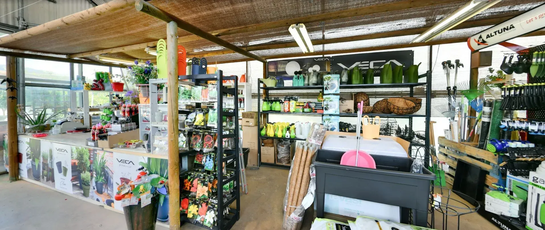 Una habitación grande llena de muchos estantes y plantas.