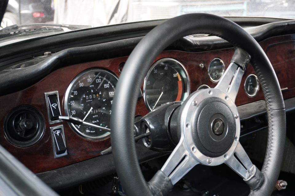 Oldtimer- Steuerrad im Autohaus Stümpges