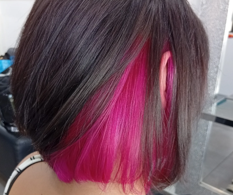 Coupe au carré brun foncé avec une sous-couche rose vif.