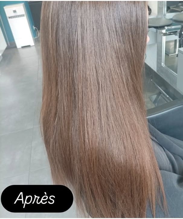 Cheveux raides, bruns, coiffés en salon.