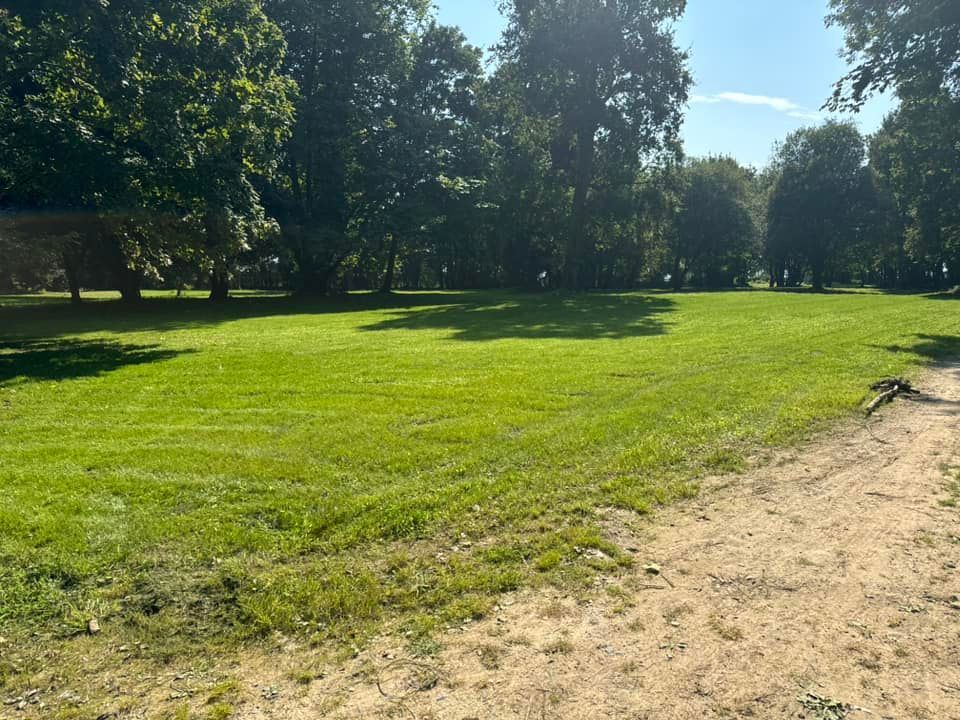 Tonte de la pelouse d'un parc