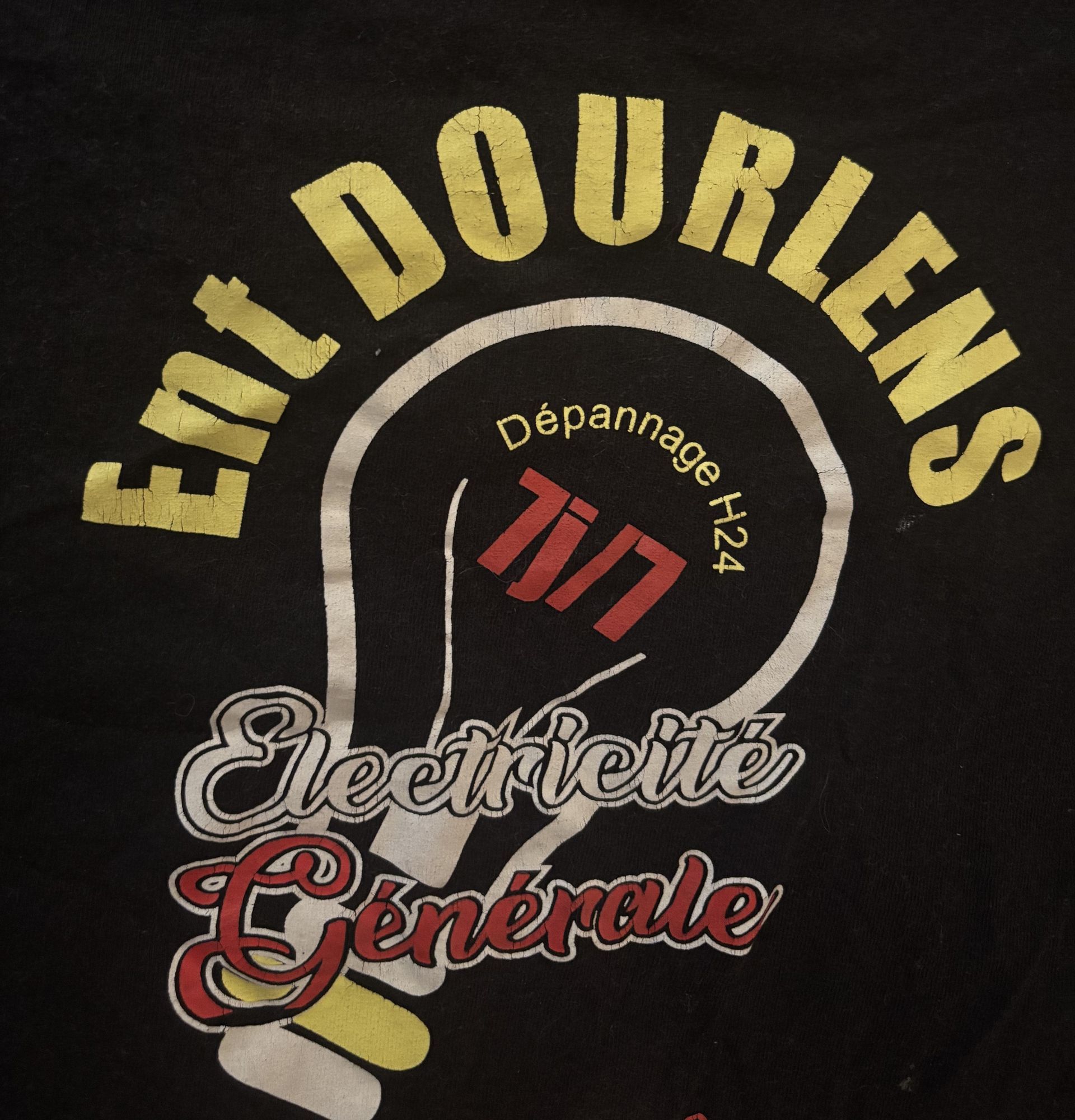 Logo avec &laquo;LOGO&raquo; en blanc sur fond gris fonc&eacute; et &laquo;IPSUM&raquo; en gris sur fond blanc.