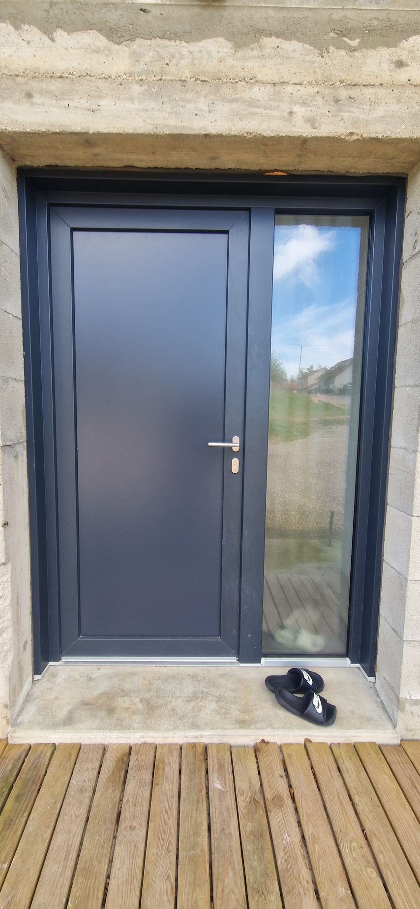 Porte d'entrée grise avec fenêtre