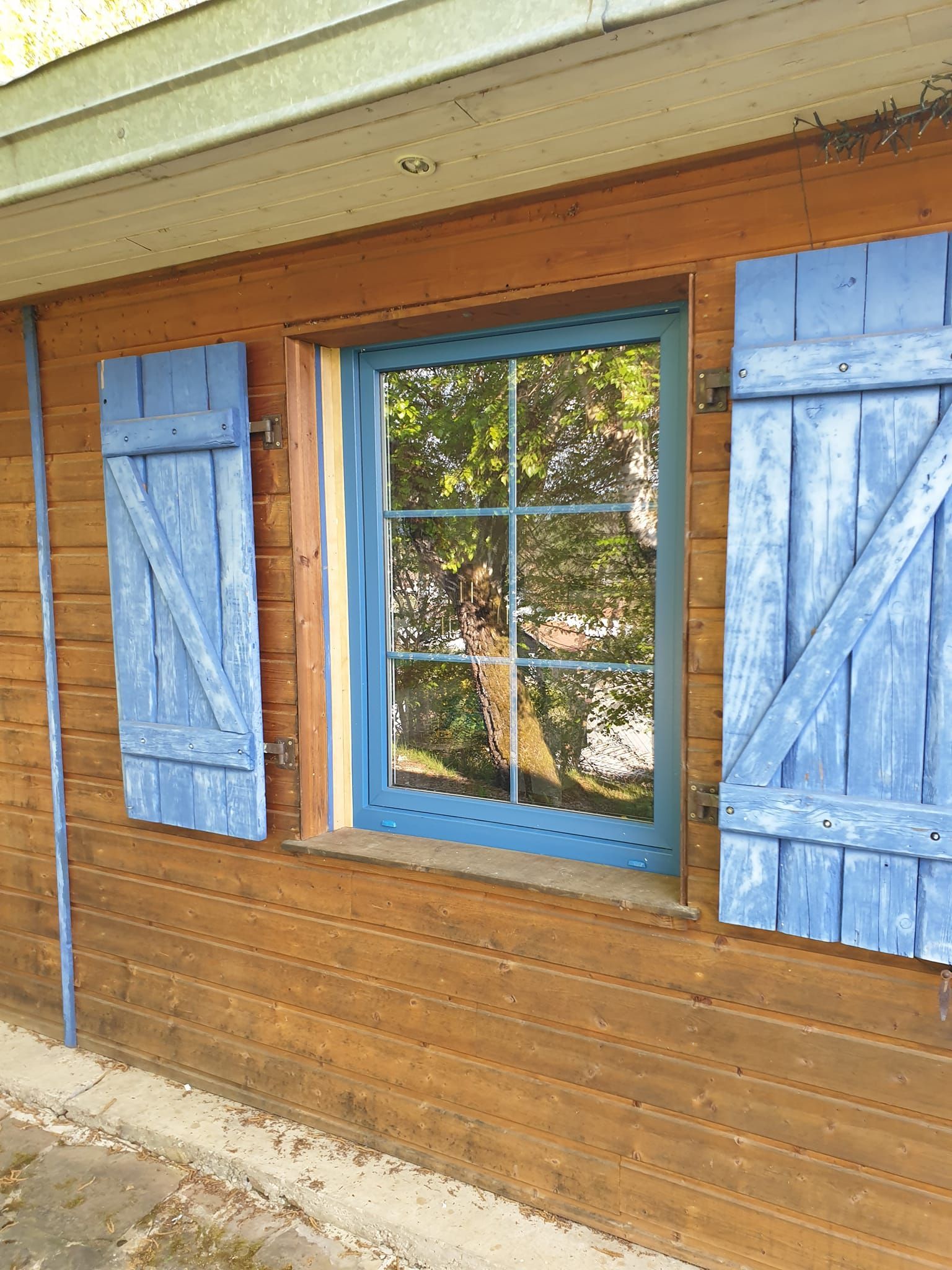 Volets battants bleus