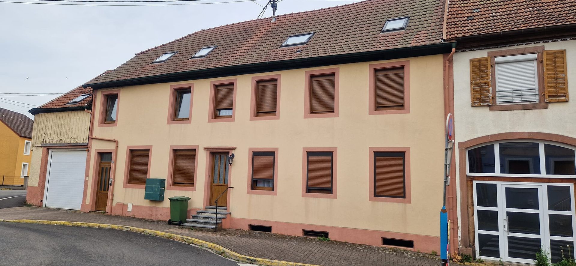 Façade avec volets roulants