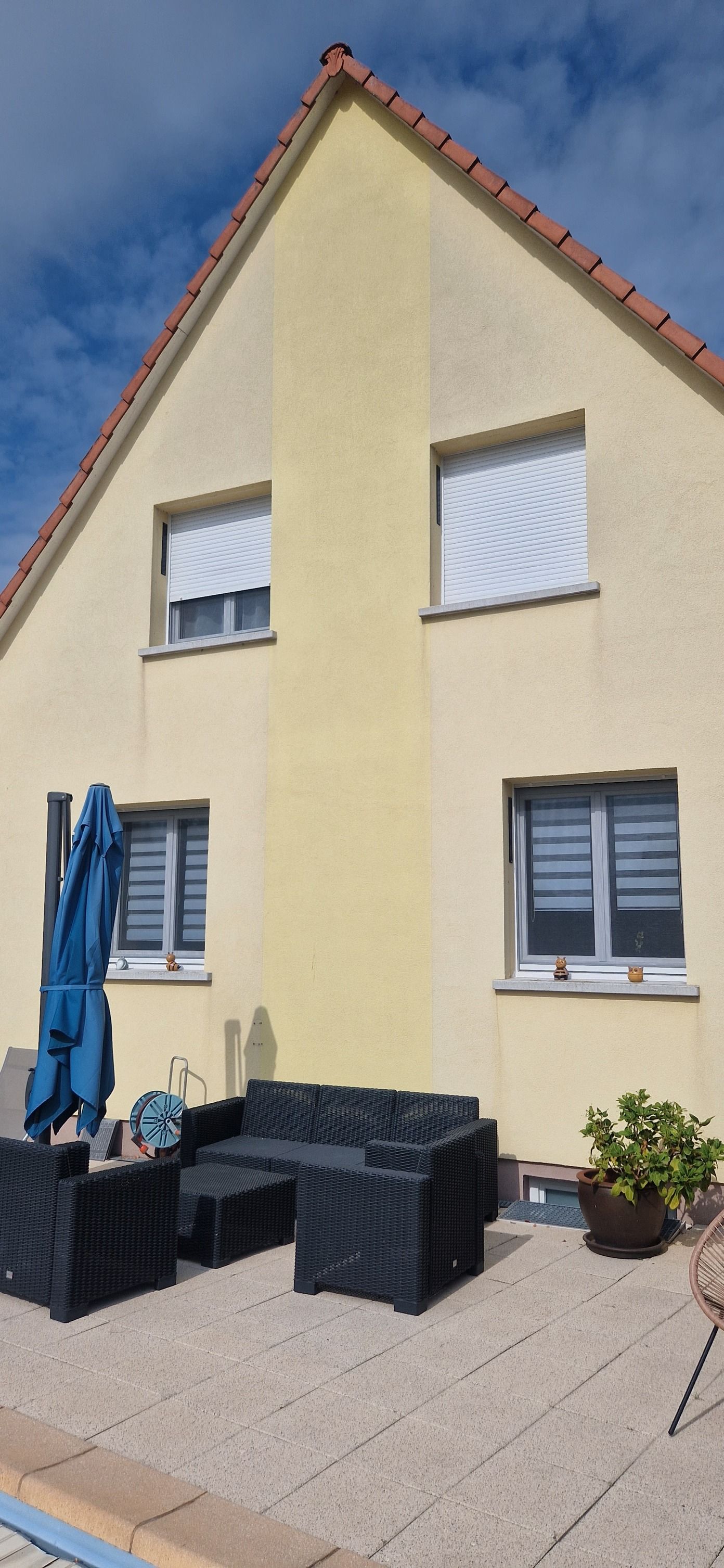 Façade avec volets roulants blancs