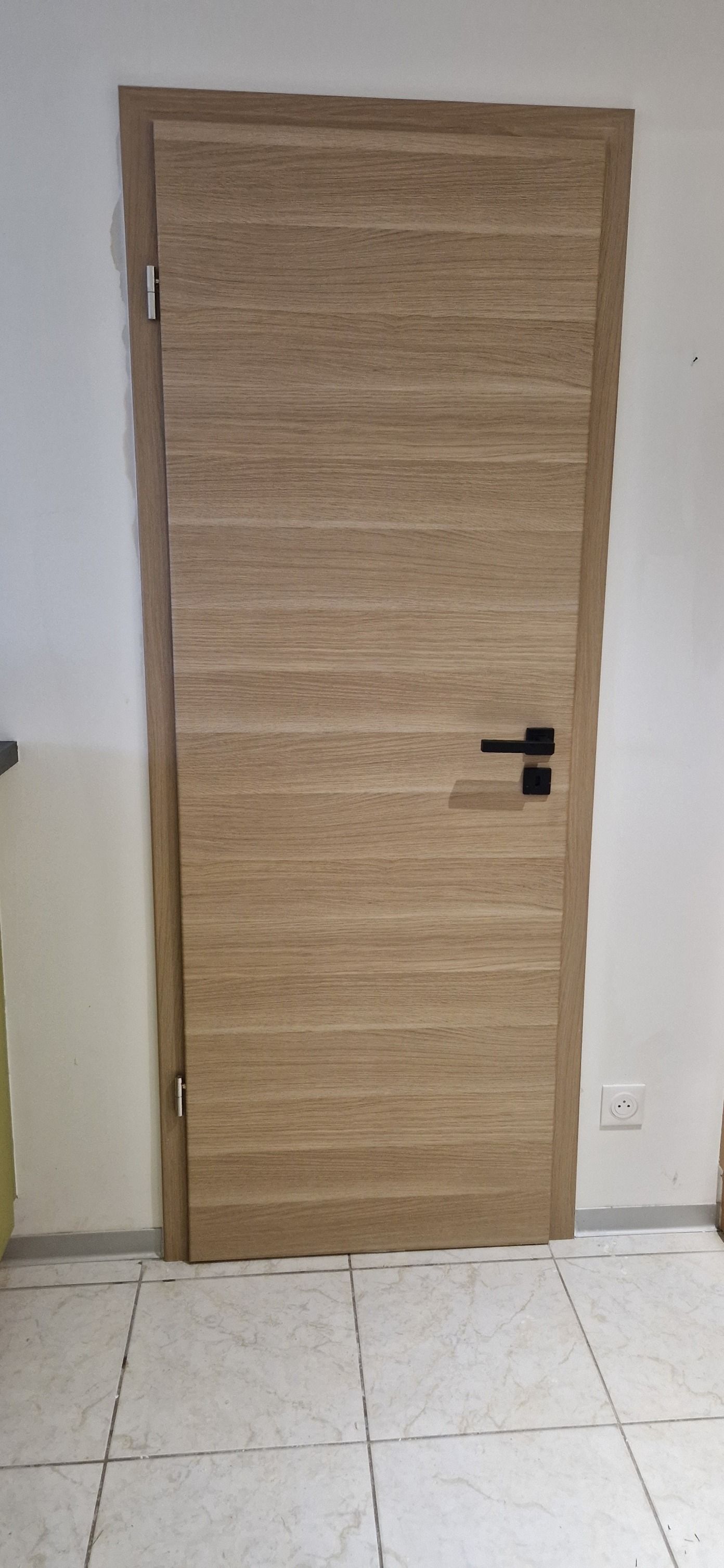 Porte de couloir avec prise