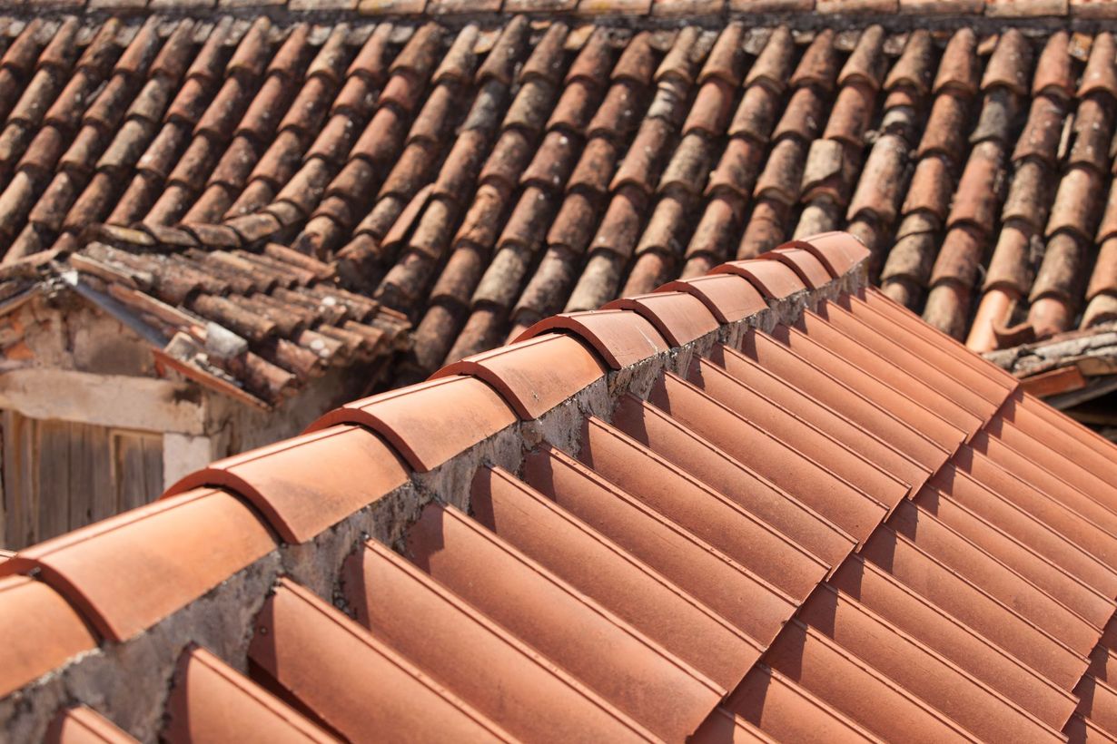 Plusieurs toitures en tuiles