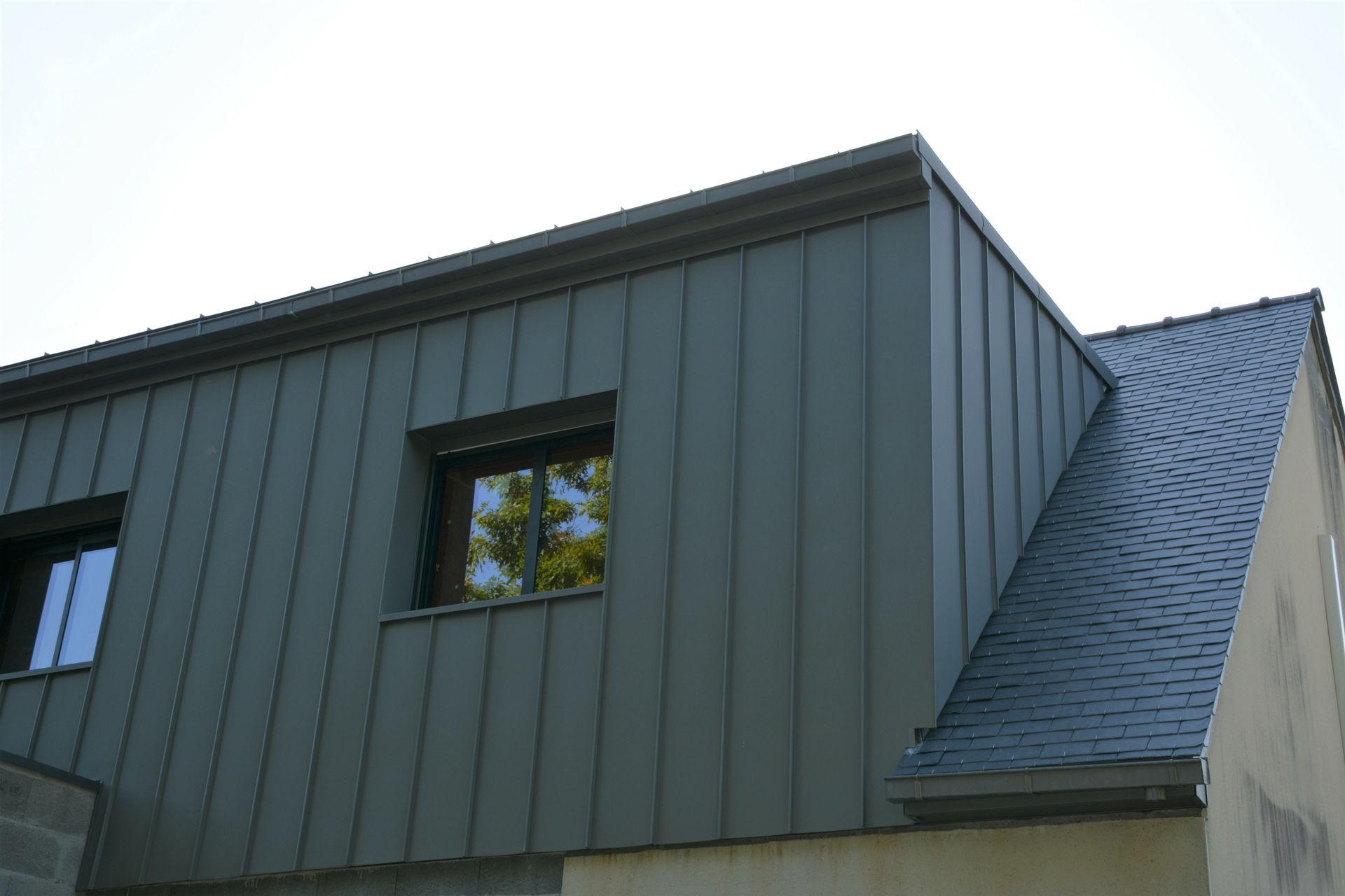 Une maison avec un bardage métallique