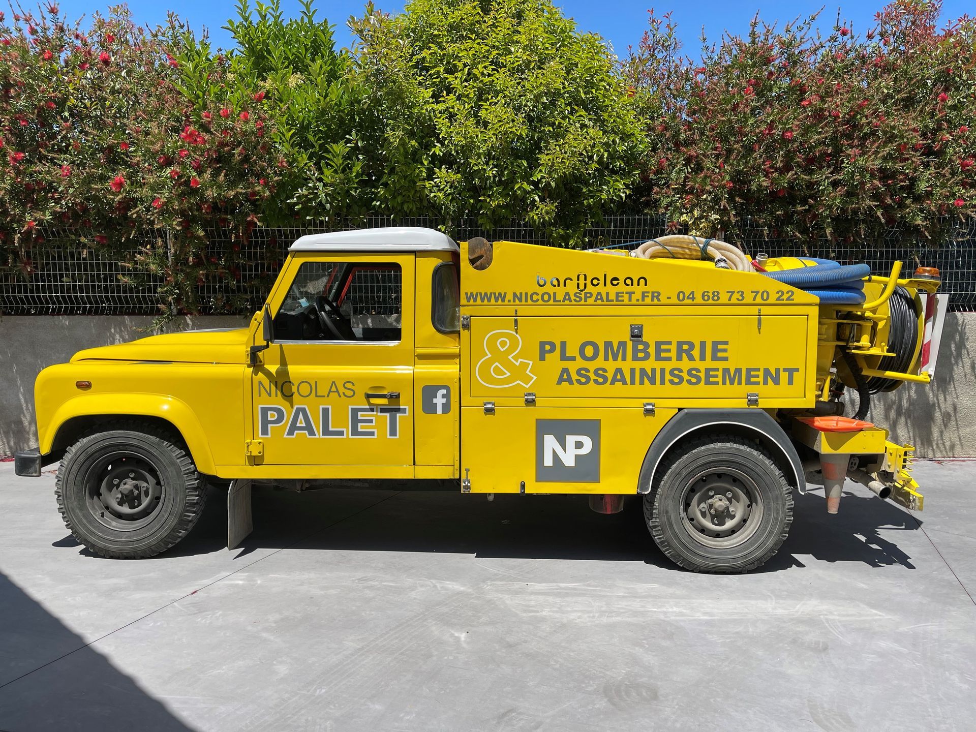 Camion jaune de débouchage