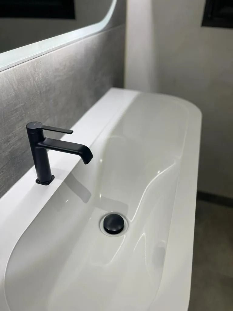 Pose de vasque pour un projet de rénovation de salle de bains