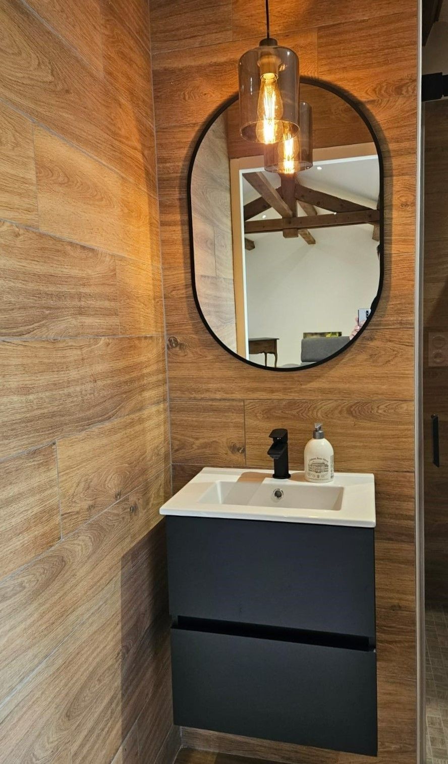Rénovation d'une petite salle de bains avec carrelage imitation bois au mur