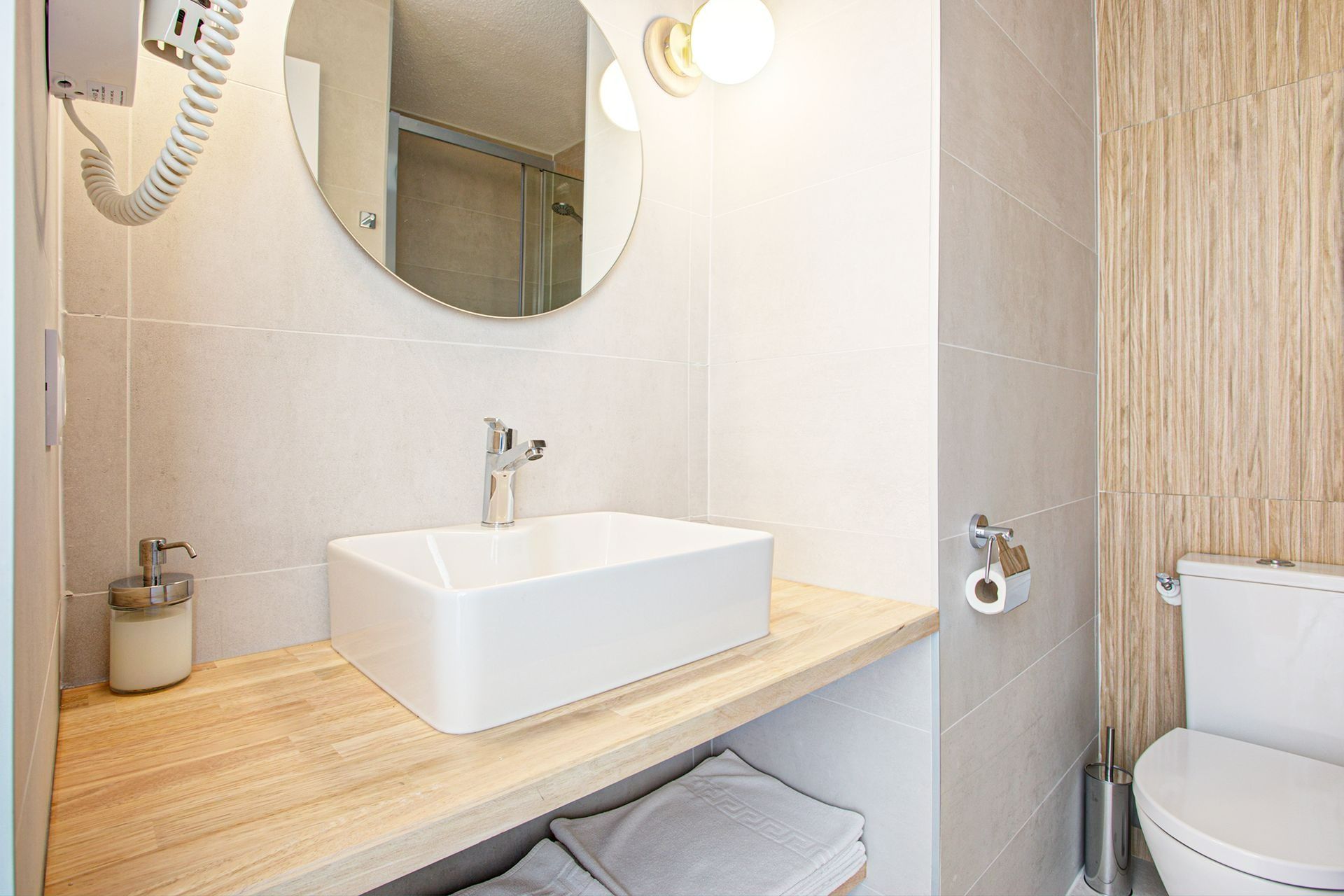 Zoom sur pose de carrelage dans une salle de bains à Céret