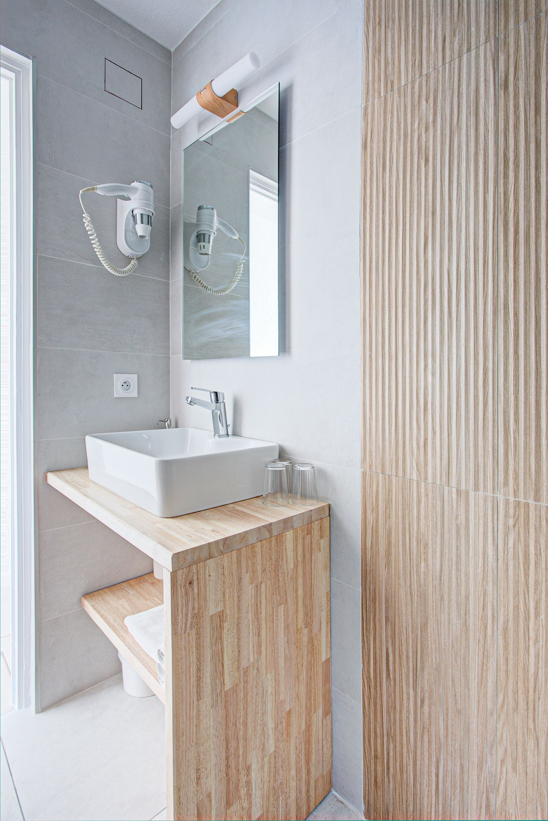 Pose de meuble vasque et miroir