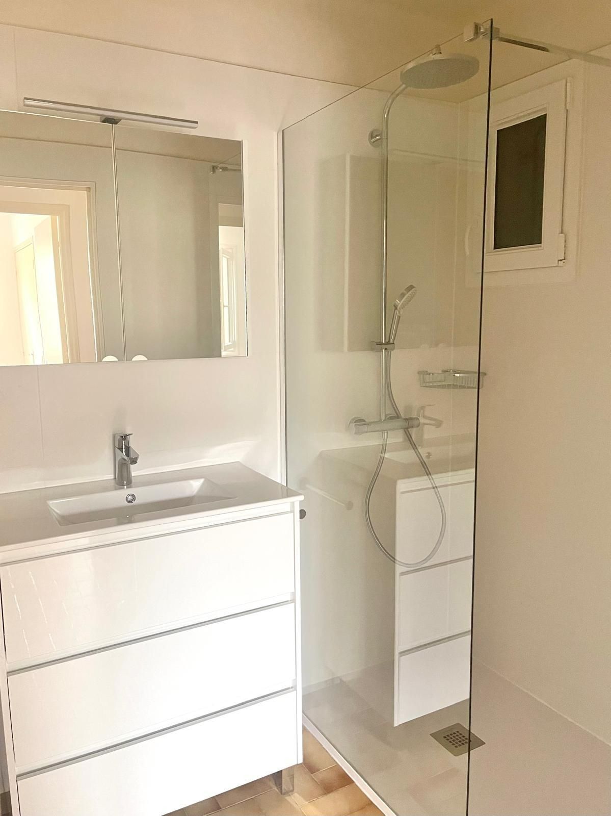 Création de salle de bains blanche pour un couple d'Argelès-sur-Mer