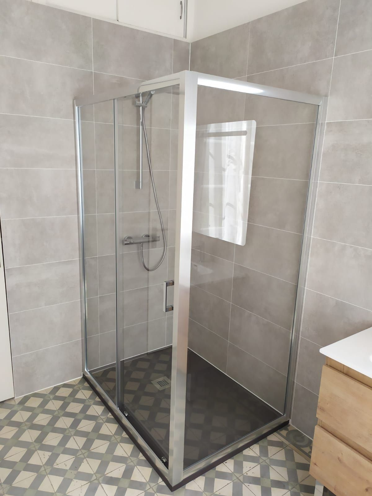 Pose de cabine de douche dans une salle de bains à Céret 