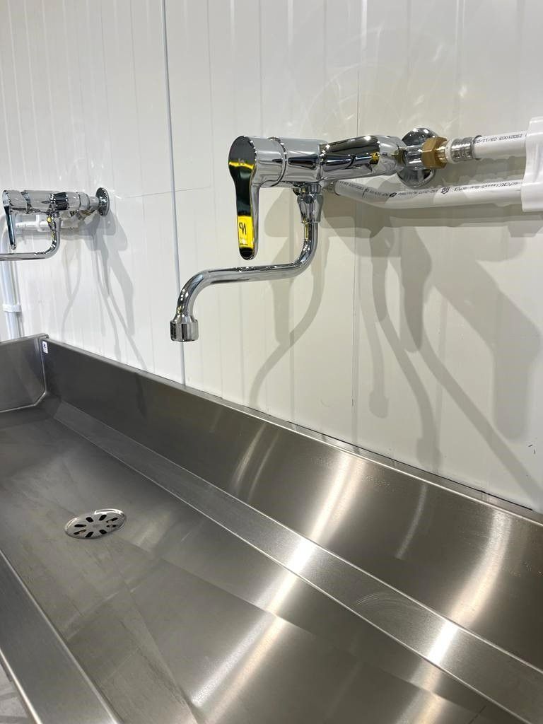 Pose de mitigeur sur l'auge en inox