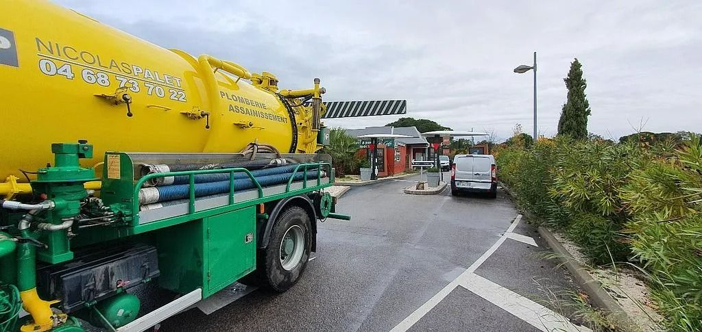 Flotte de camions jaunes pour les travaux d'assainissement à Argelès-sur-Mer 