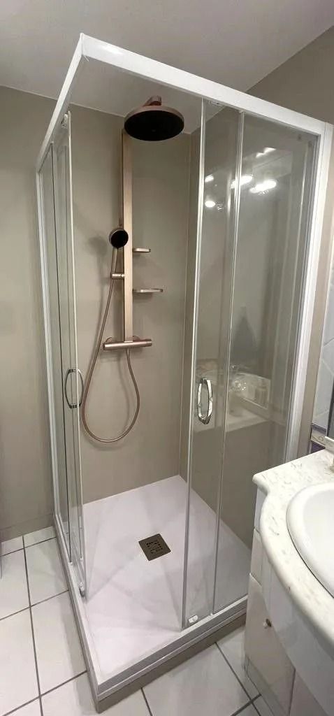 Cabine de doucge et mitigeur mural