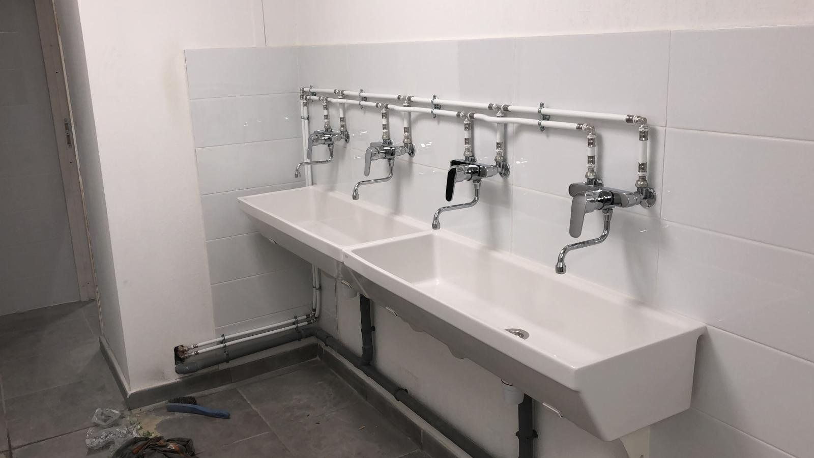 Pose d'éviers pour une école 