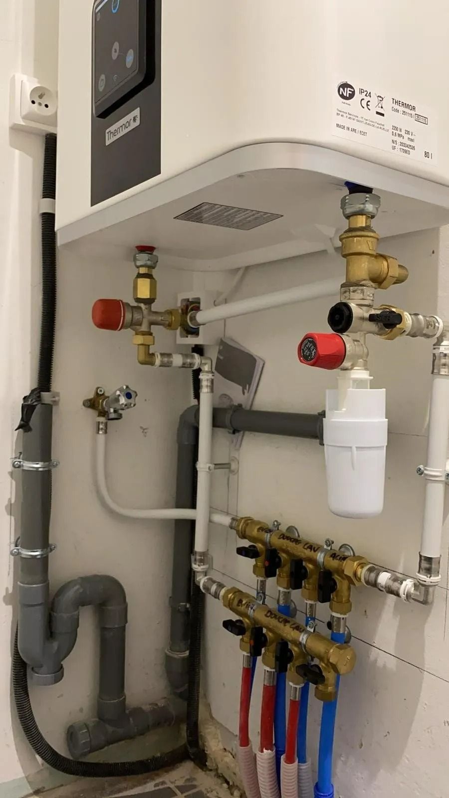 Zoom sur une installation de ballon d'eau chaude à Argelès-sur-Mer