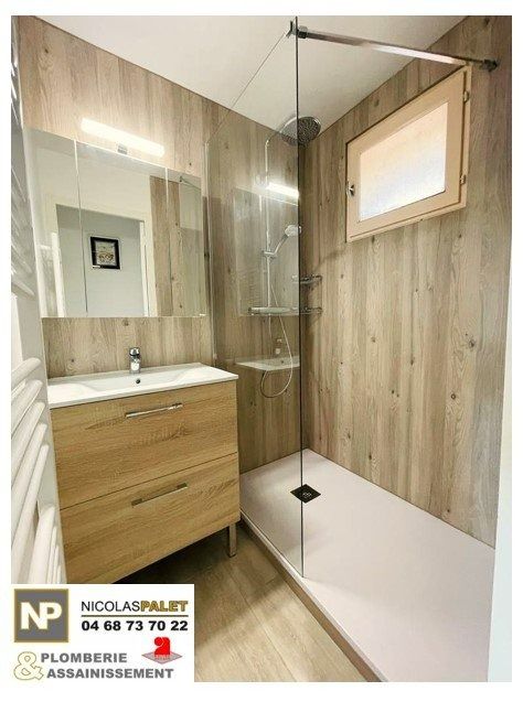 Rénovation de salle de bains avec carreaux de carrelage imitation bois auxmurs