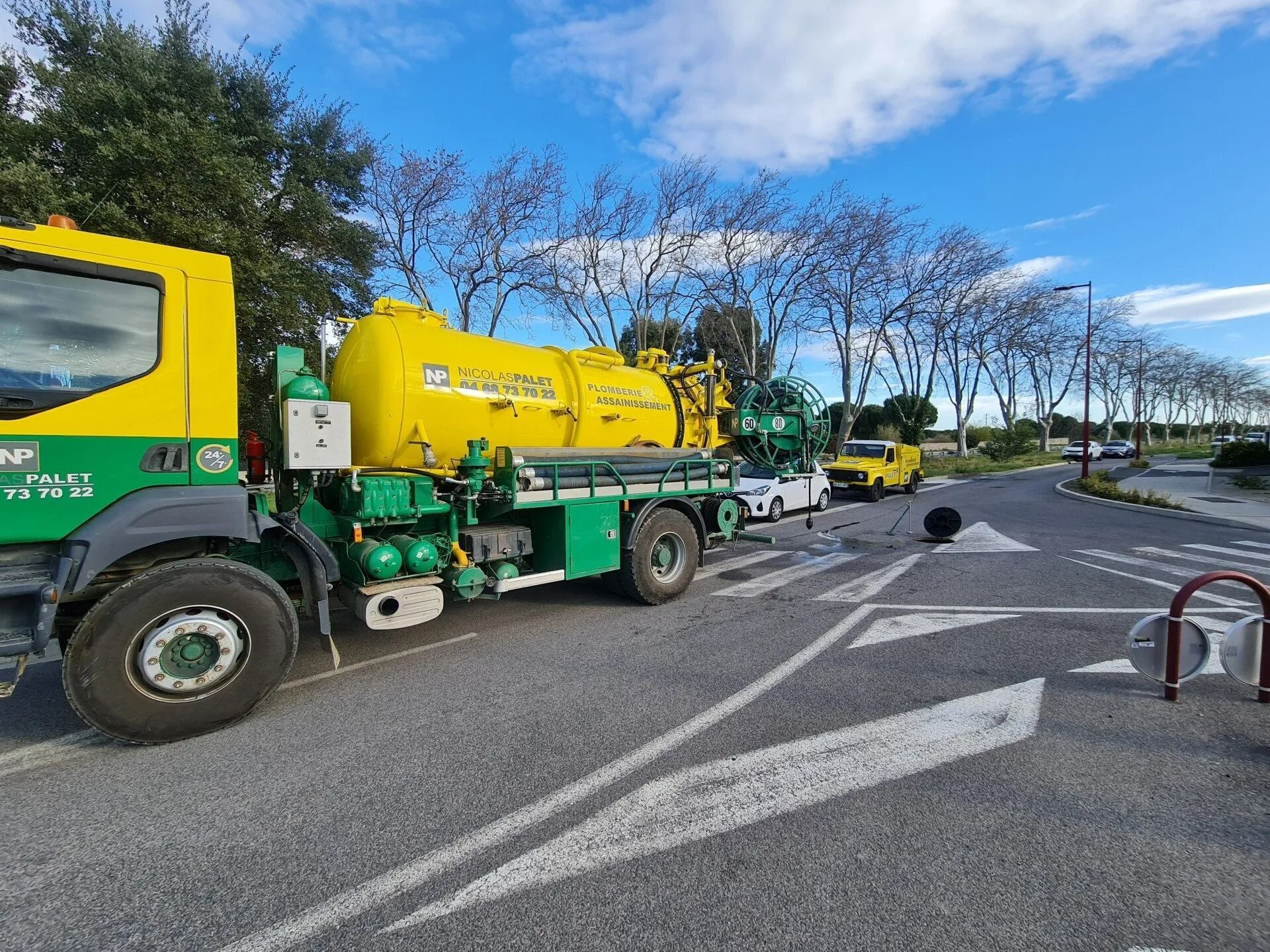 Flotte de camions jaunes pour les travaux d'assainissement