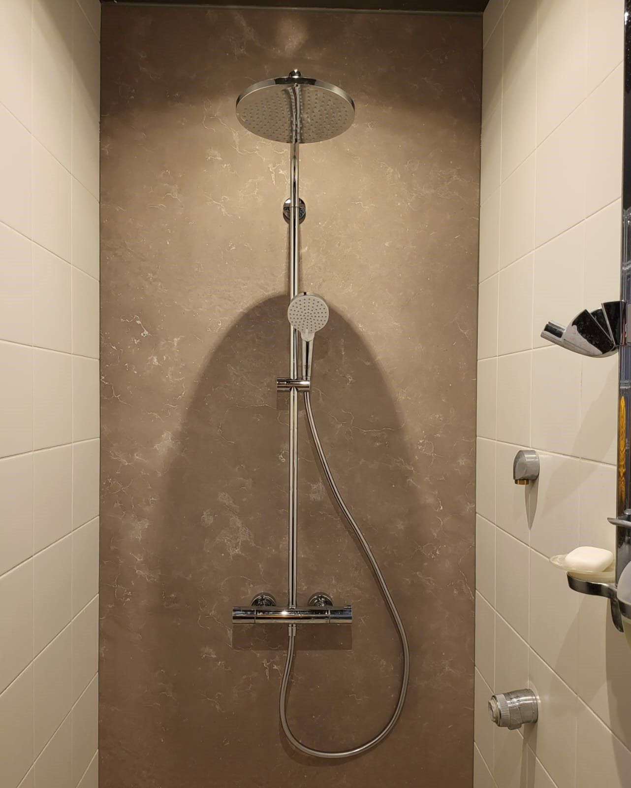 Pose de revêtement mural pour une douche