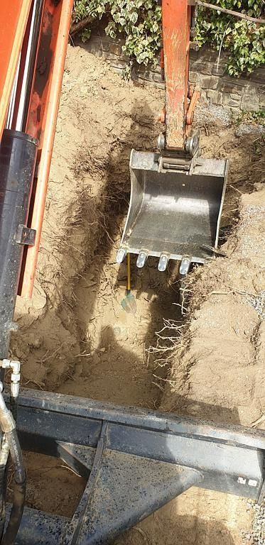 Réalisation d'une tranchée pour recherche de canalisation