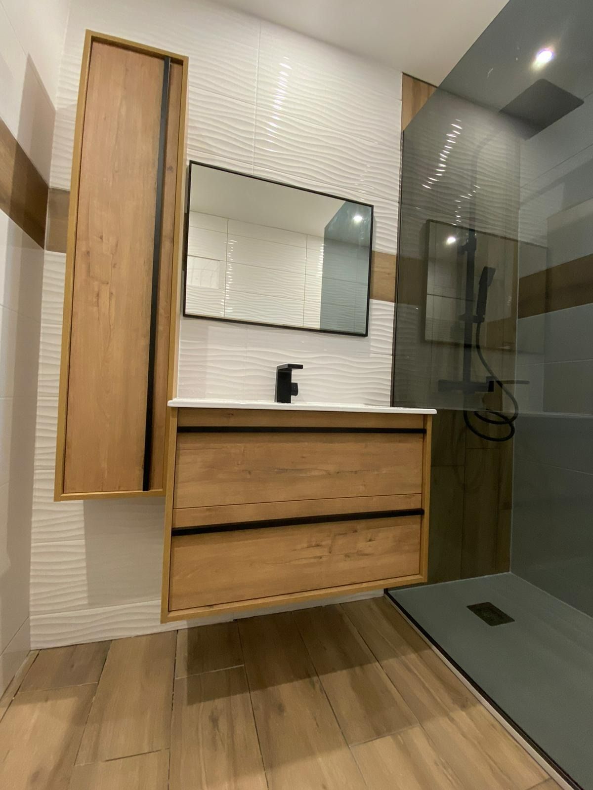 Construction de salle de bains moderne imitation chêne