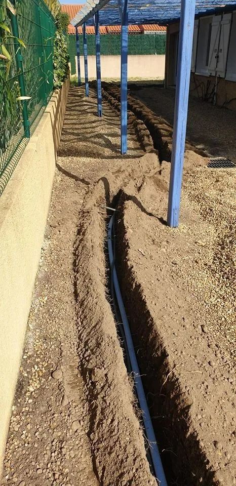 Création d'une tranchée dans l'arrière cours d'un immeuble