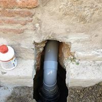 Évacuation installée dans un mur de pierre