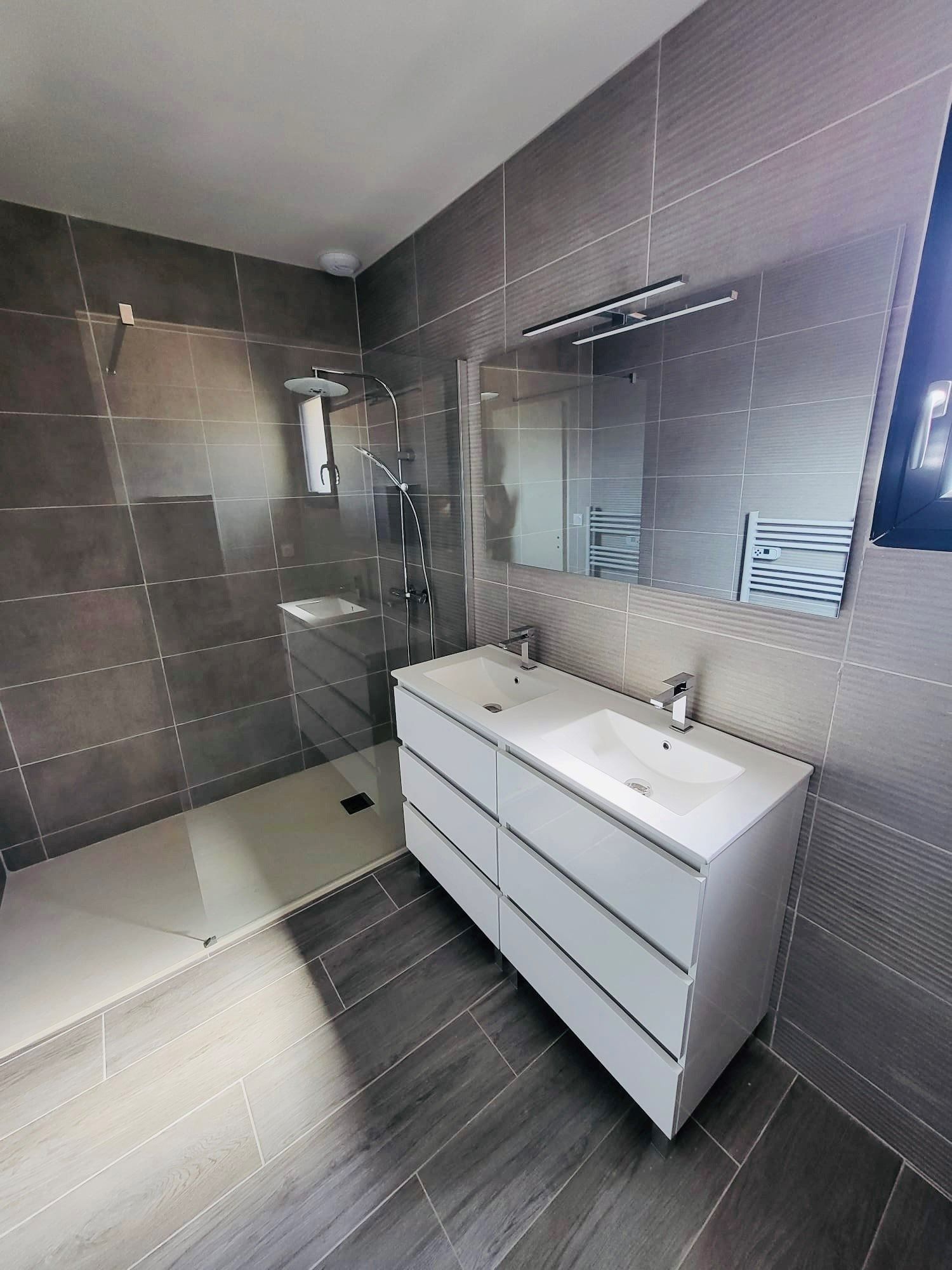 Pose de carrelage et d'équipements dans une salle de bains