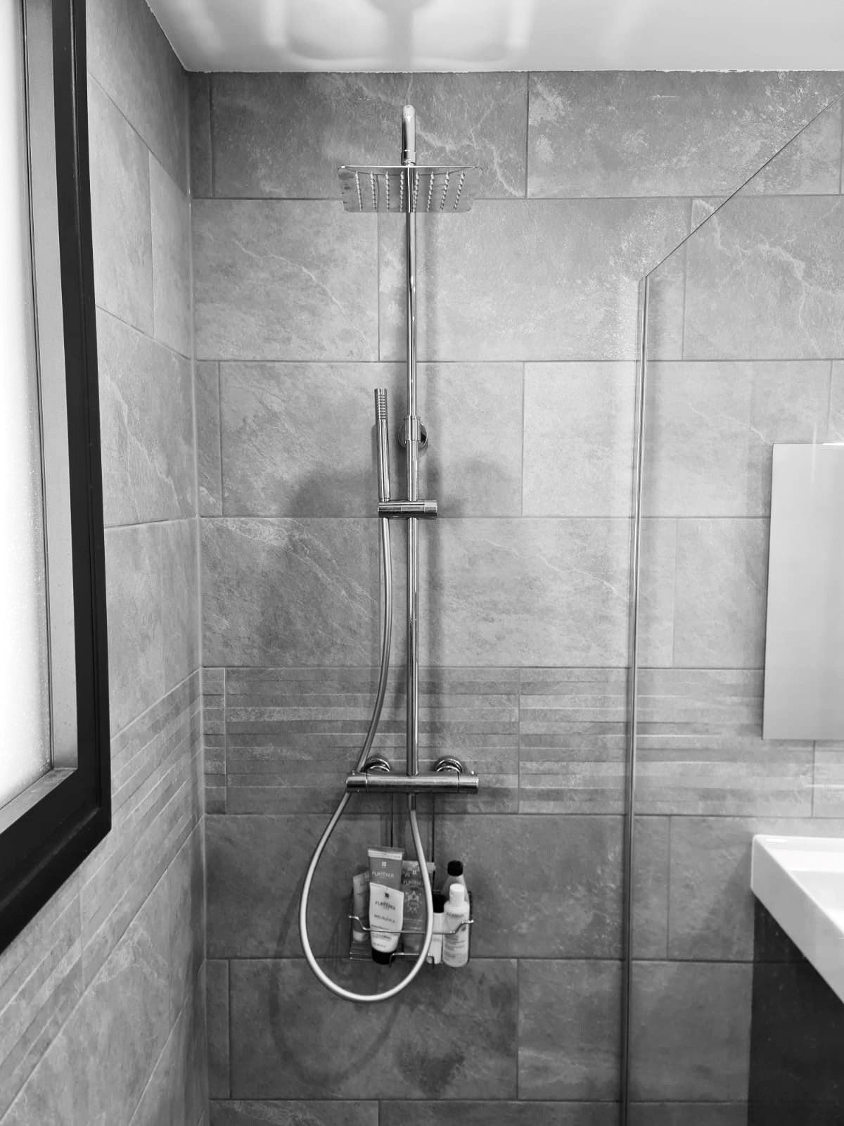 Pose de carrelage au mur et construction de salle de bains