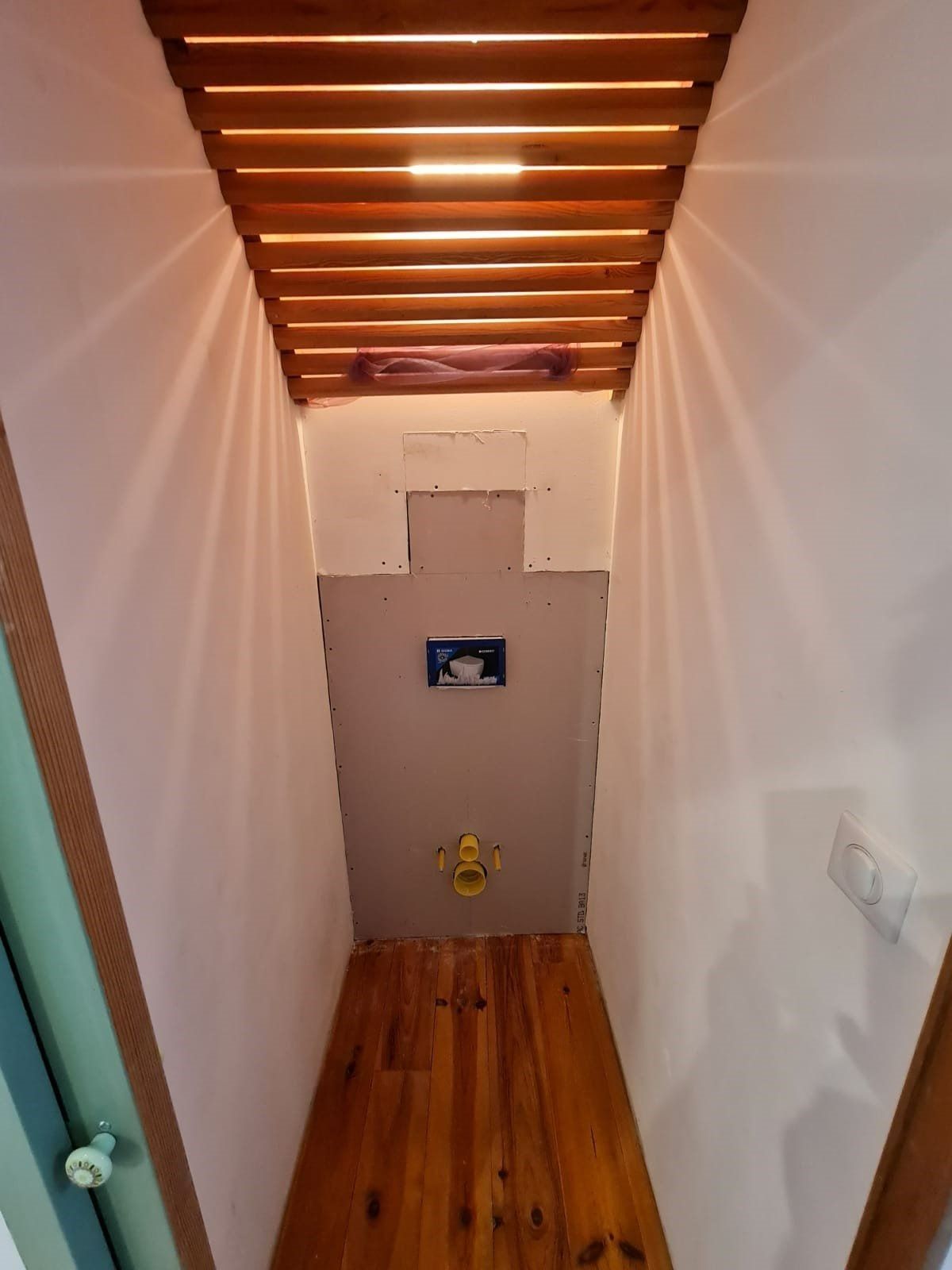 Construction de toilettes encastrées