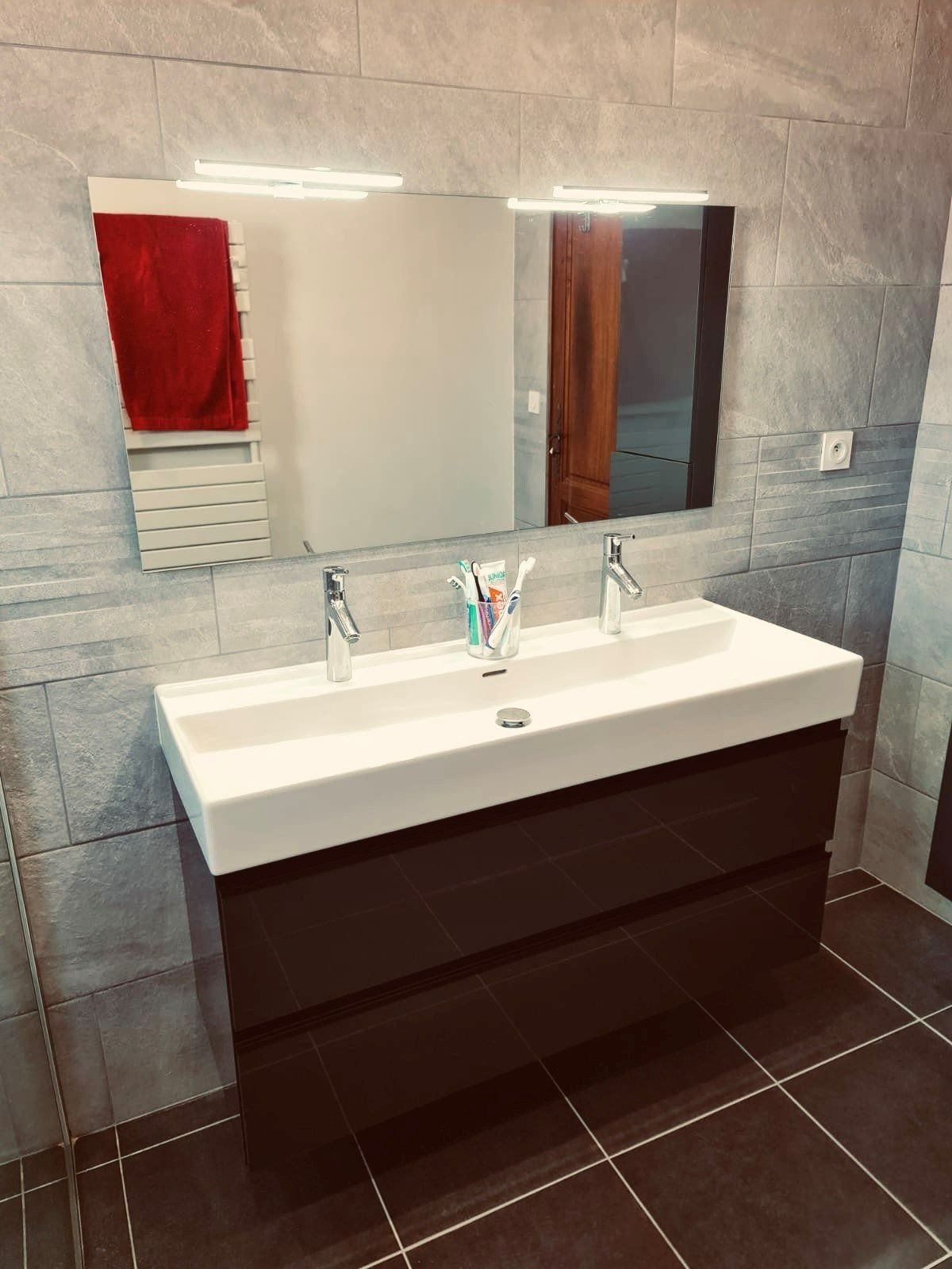 Pose de meuble vasque double dans une salle de bains de Céret