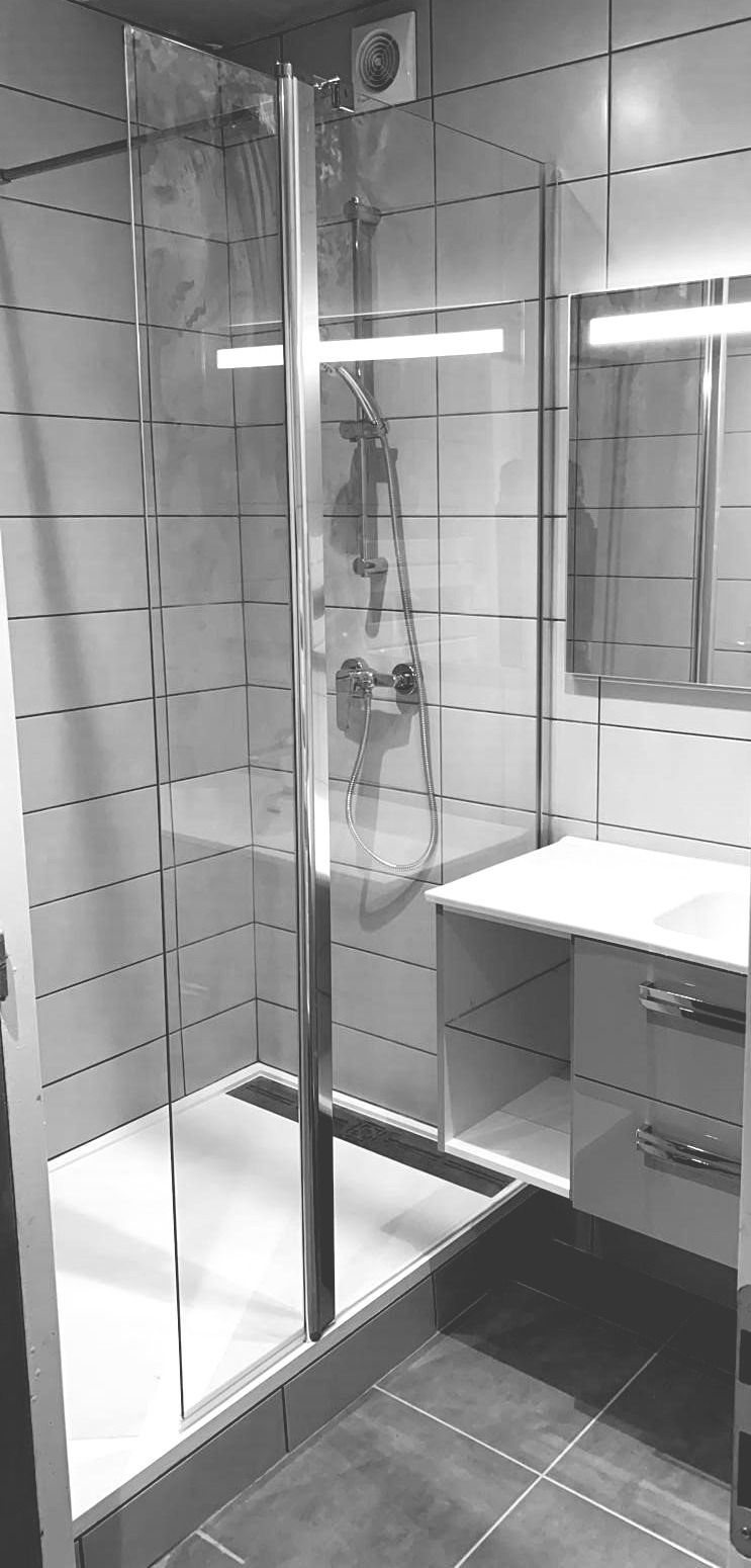 Évier et meuble pour une salle de bains d'étudiant