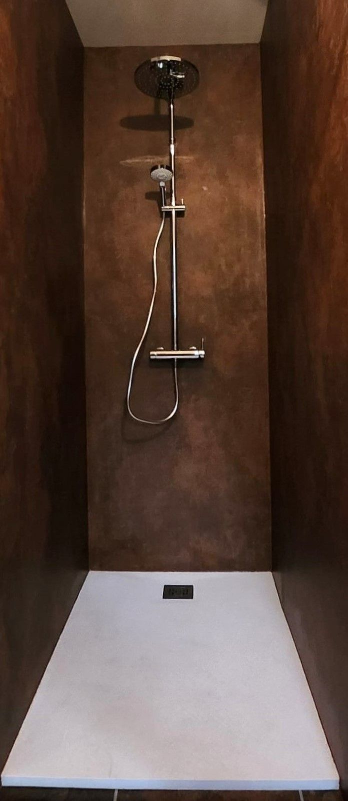 Douche en béton pour une salle de bains de Céret