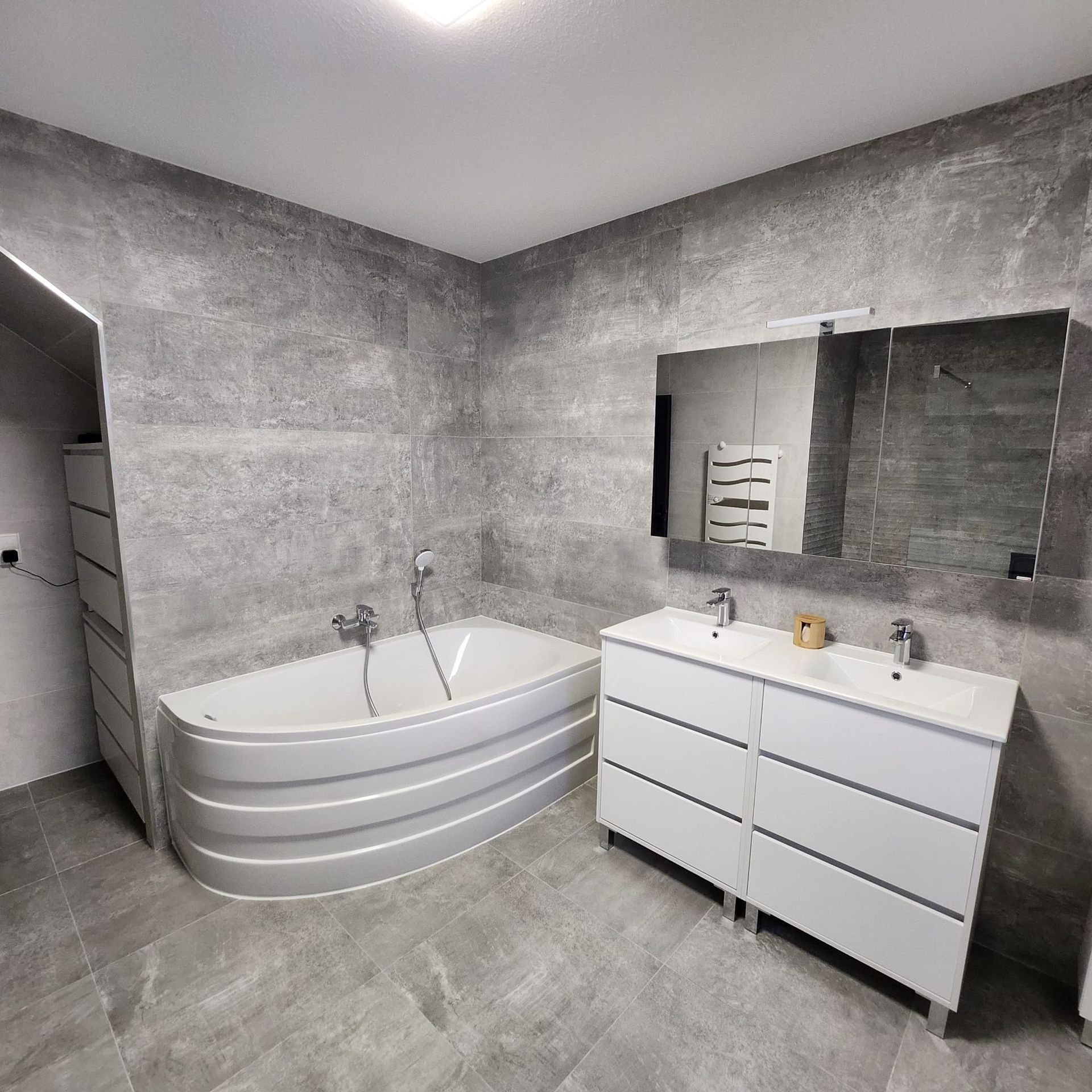 Pose d'équipements de salle de bains : baignoire, et meuble vasques