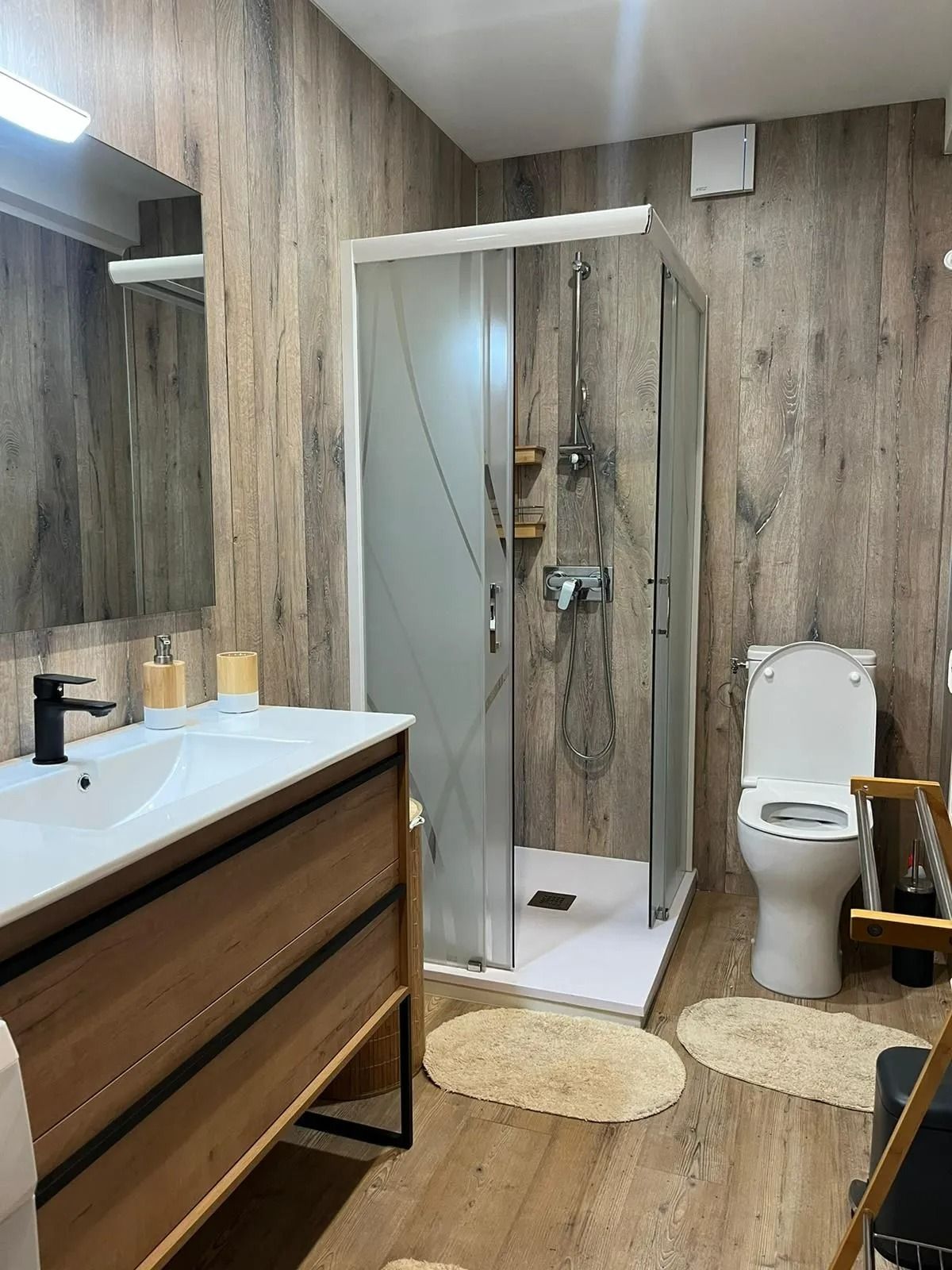 Pose de carrelage imitation bois et rénovation de salle de bains