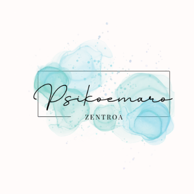 Logotipo de Zentroa con texto caligráfico negro sobre círculos azul claro en acuarela y un fino contorno rectangular