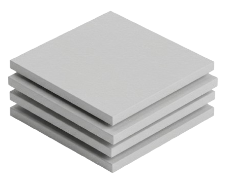 Un homme en chemise en jean sourit en regardant son smartphone.