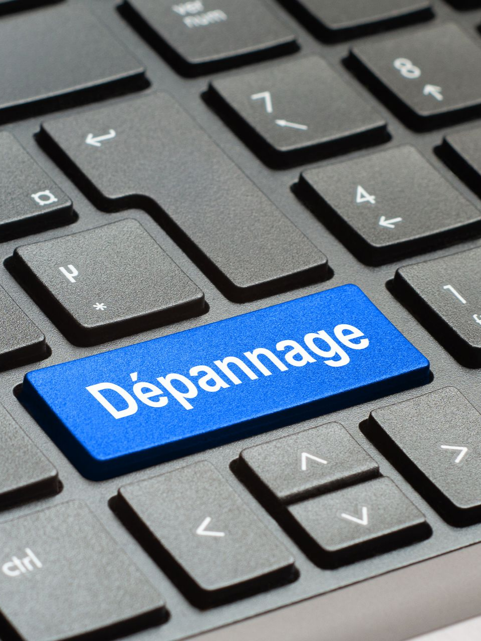 Gros plan d'un clavier d'ordinateur portable avec une touche bleue « Dépannage » (réparation) mise en évidence.