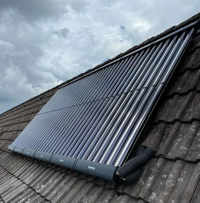 Zwei Monteure installieren Solaranlagen auf dem Dach eines Hauses