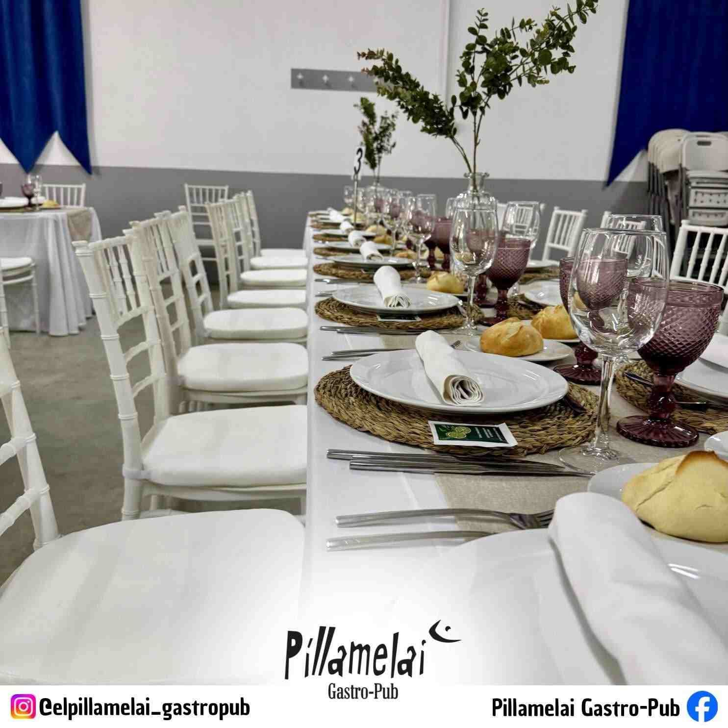 Mesa de banquete puesta con sillas