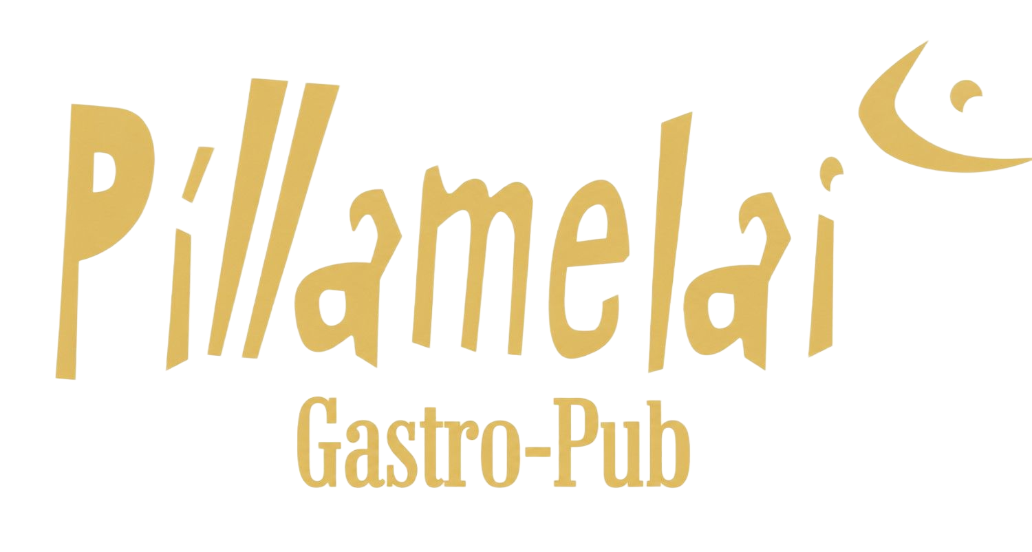 Logotipo de Pillamelai Gastro-Pub en letras doradas con una luna creciente sobre fondo blanco.