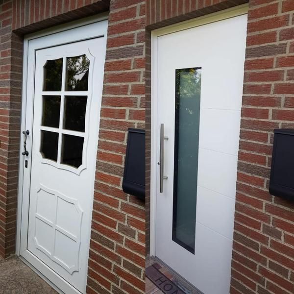 Zwei weiße Türen sind auf einem Backsteingebäude