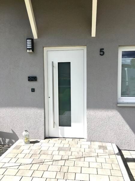 Eine weiße Tür mit der Nummer 5 darauf