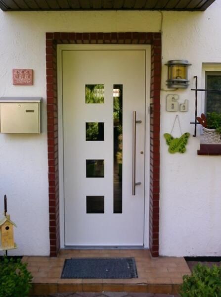 Eine weiße Tür, an der ein Schmetterling hängt