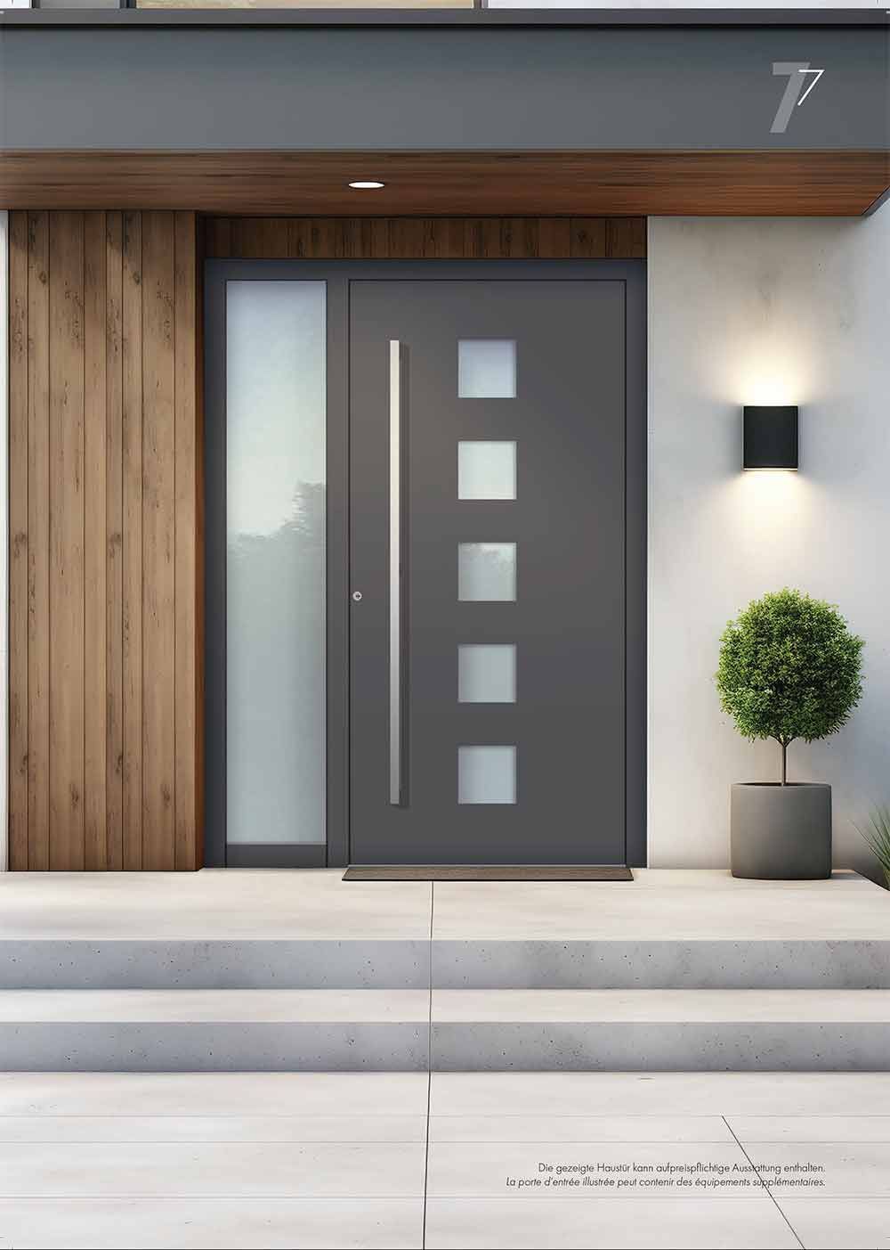 Moderne graue Haustür mit Glaspaneelen und holzgetäfelter Wand, daneben ein Betonweg und eine Topfpflanze.